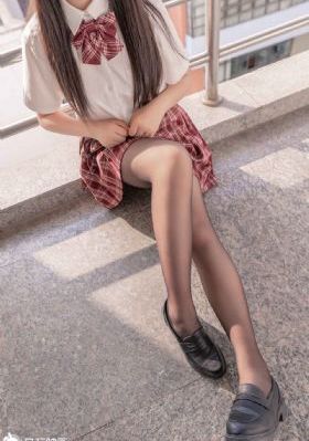 年轻母亲观看